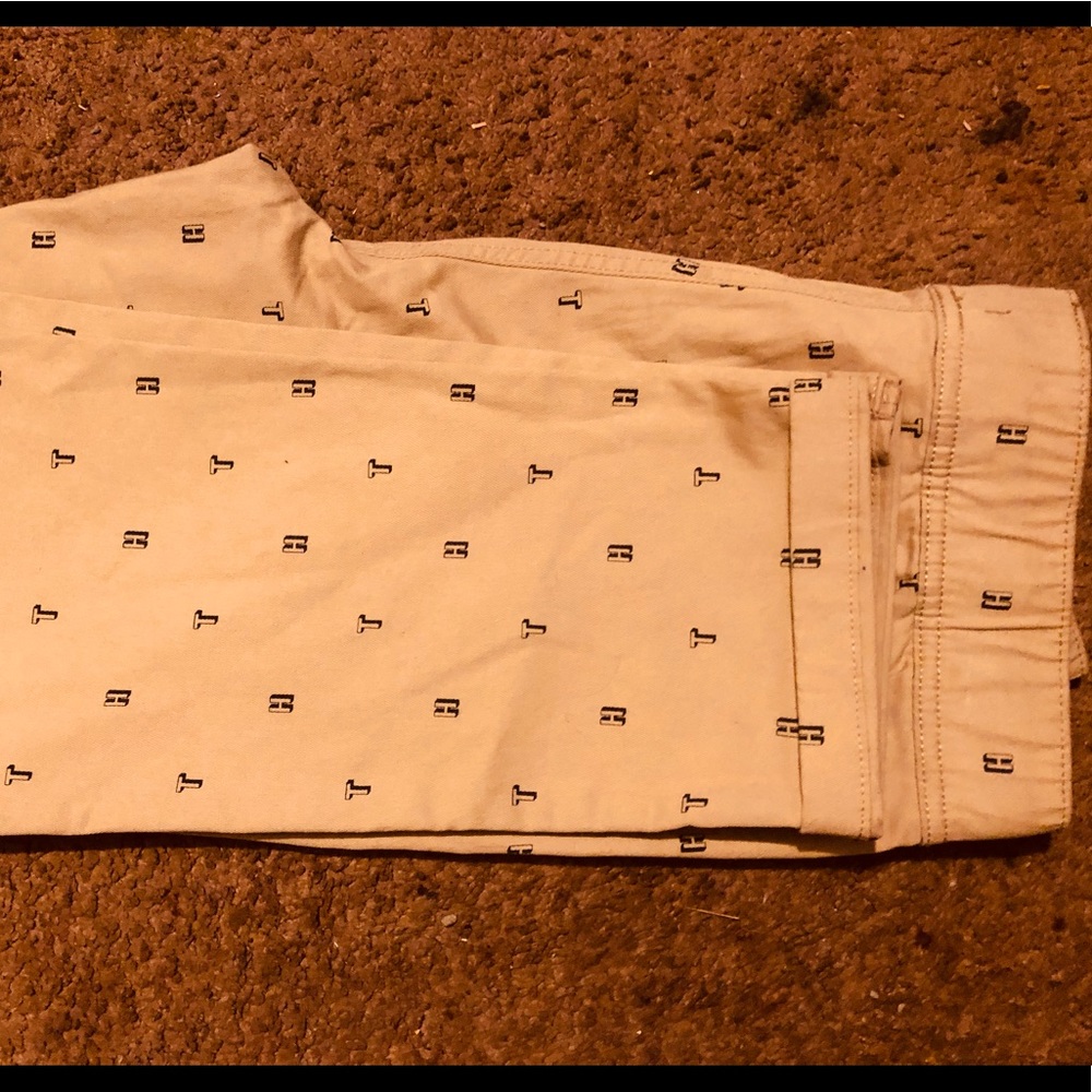 Tommy Hillfigure khakis